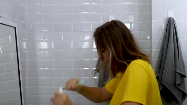 Söt kvinnlig dans och sång i badrummet — Stockvideo