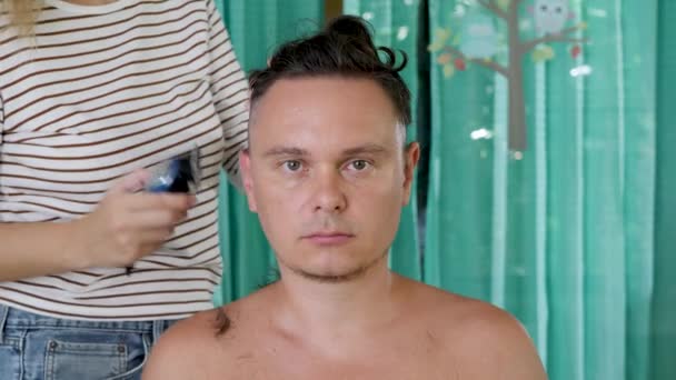 Beautician κόβει τα αρσενικά μαλλιά με Ttrimmimg μηχανή — Αρχείο Βίντεο