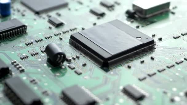 Placa de circuito eletrônico verde com processador, chips e capacitores — Vídeo de Stock