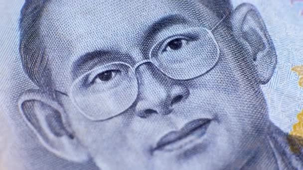 Король Пумипон Великий на официальной бумажной валюте Таиланда Baht или THB — стоковое видео