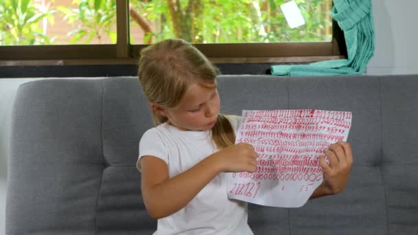 Niña preescolar enseñar matemáticas, educación en línea en el hogar — Vídeo de stock