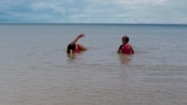 Madre e hija nadan en el agua de mar después de la epidemia de coronavirus covid-19 — Vídeo de stock