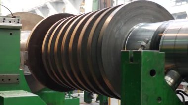 Enerji santralinde kullanılan modern buhar türbininin değirmen rotoru