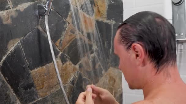 男性用バスルームの洗髪 — ストック動画