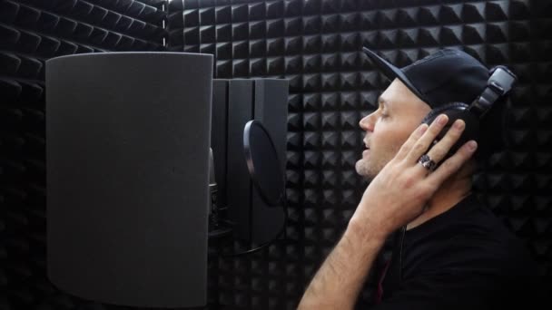 Рэп-певец поет хип-хоп в Reception Room со студийным микрофоном — стоковое видео