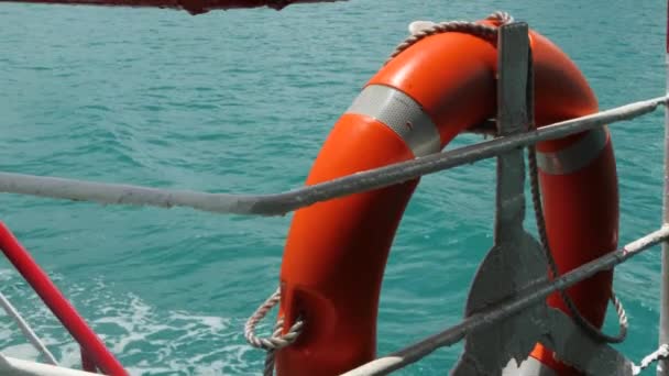 Červená barva kruhové bóje na trajektové lodi — Stock video