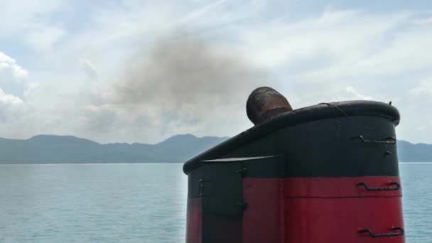 Humo de pipa en ferry — Vídeo de stock
