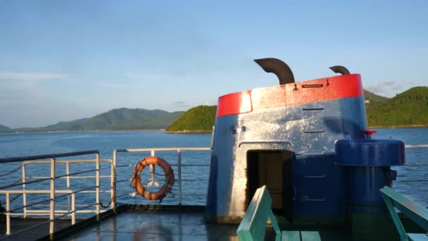 Humo de pipa en ferry — Vídeo de stock