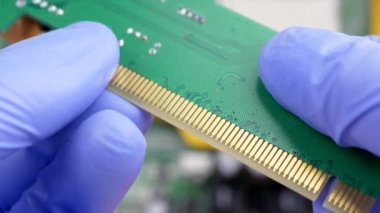 Mavi eldivenleri teslim et. Kişisel bilgisayar için PCI ekspres ana kart.