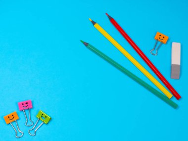 Mavi Arkaplanda Sarı, Yeşil ve Kırmızı Kalemlerle Gülümser