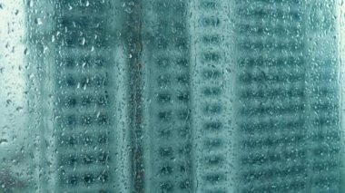 Cam pencereye yağmur damlası