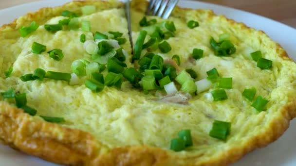 Spring omelette with green vegetables onion — Stock Video