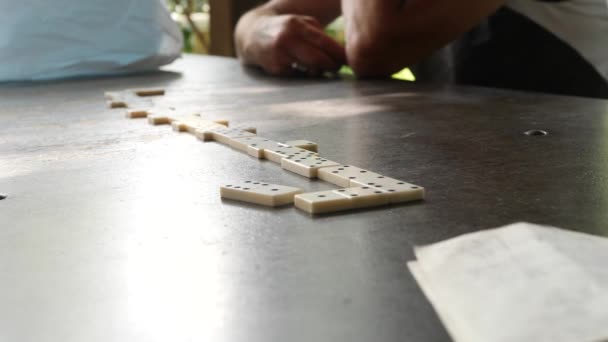 Hombres manos jugando juego de dominó — Vídeos de Stock