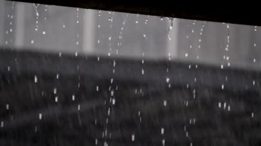 Şehir manzarasına yağmur damlası düşer