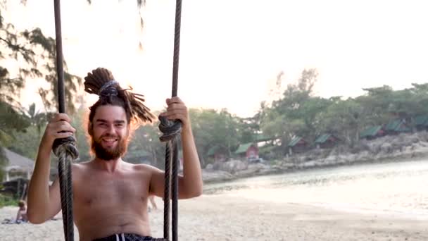 Emotion sourit homme swing plage sur le bord de la mer — Video