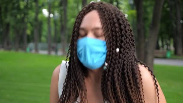 Mujer linda mujer en máscara protectora estornudo — Vídeo de stock