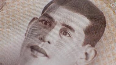 Tayland Kralı Maha Vajiralalongkorn 'a 1000 baht banknotla bakın.