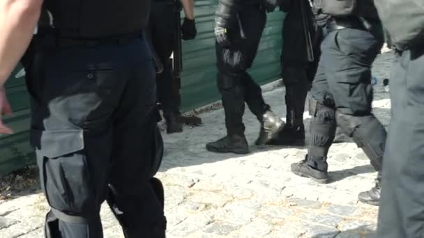 Полицейский в спецодежде во время демонстрации — стоковое видео