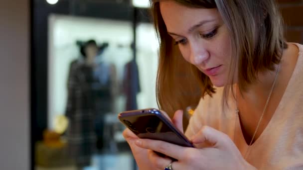 Nő használja okostelefon a kezében — Stock videók