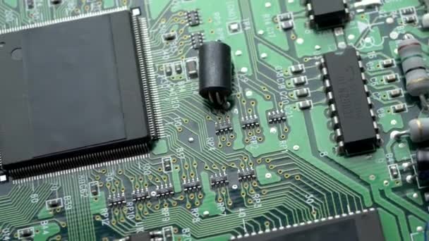 Processador, chips e capacitores na placa de circuito eletrônico — Vídeo de Stock