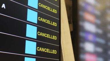 İptal edilen uçuşlar, havaalanı terminalindeki zaman çizelgesi