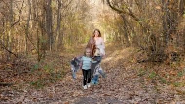 Anne ve kızı sonbaharda eğleniyor.