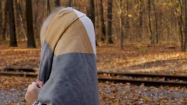 Başörtüsüne sarılmış küçük kız çocuğu