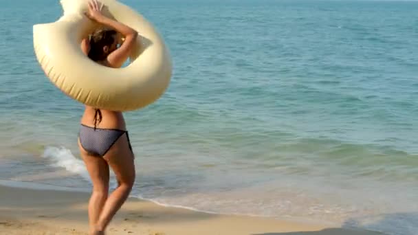 Frau im Badeanzug am Sandstrand auf See — Stockvideo