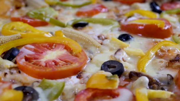 餐馆或披萨店的美味披萨 — 图库视频影像