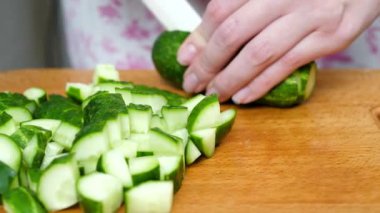 Ahşap Tahtada Sebze Kesen Kadın