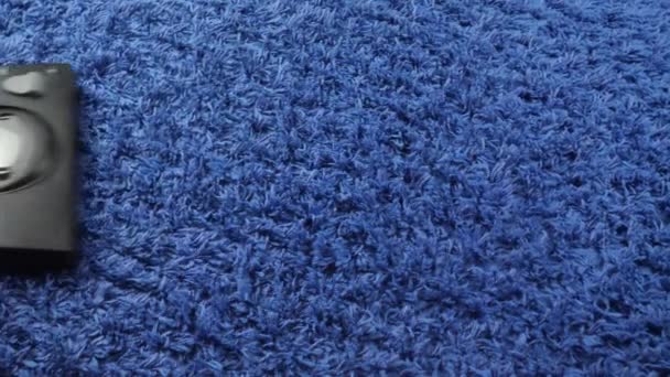 Hoovering kék szőnyeg otthon — Stock videók
