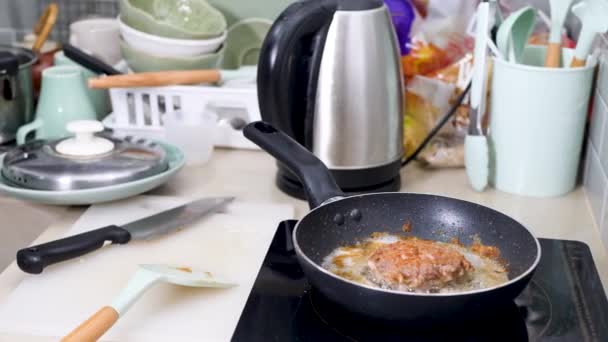Freír la chuleta de filete de carne en sartén — Vídeos de Stock