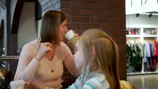 Nette Mutter und kleine Tochter essen — Stockvideo
