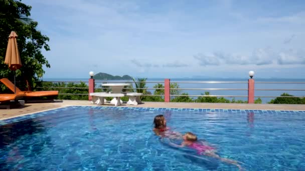 Mère et fille nagent dans la piscine après l'épidémie de coronavirus covid-19 — Video