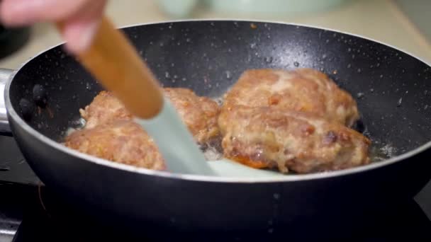 Freír la chuleta de filete de carne en sartén — Vídeos de Stock