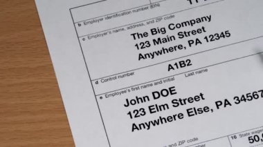 Kimliği belirsiz adam için W2 vergi formu.