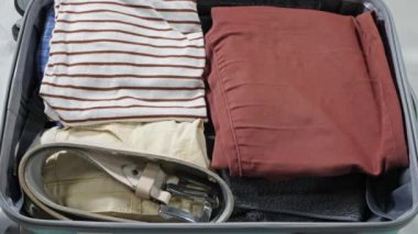 Tanımlanamayan kişi yeni bir yolculuk için bavul hazırlıyor.