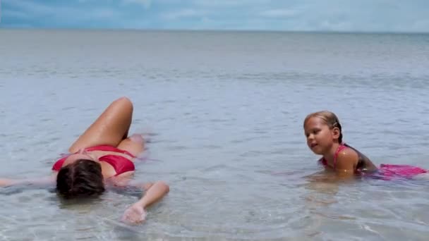 Mère et fille nagent dans l'eau de mer — Video