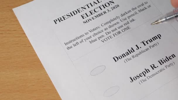 Voter mano mettere il segno per Donald Trump sulle elezioni degli Stati Uniti — Video Stock