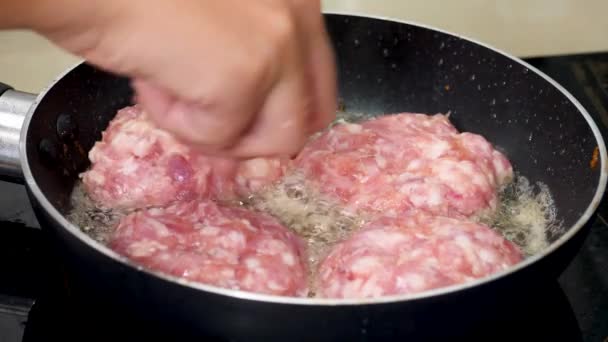 Fleischfiletschnitzel in Pfanne anbraten — Stockvideo