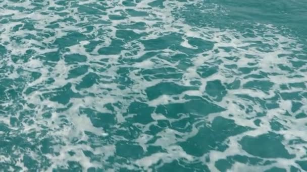 Лодка с пеной волны и пузырьками — стоковое видео