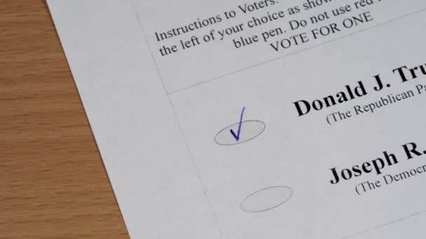 Voix de Donald Trump dans un bulletin de vote sur les élections américaines — Video