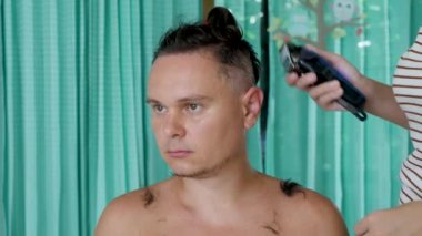 Siyah mavi kesme makinesiyle Kulak Arkasında Erkek Saç Kesimi