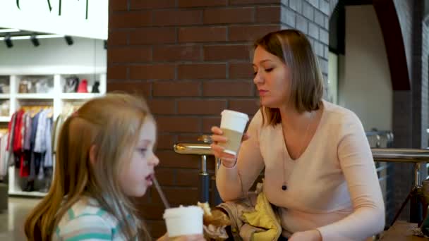 Nette Mutter trinkt Kaffee, Tochter isst Chachapuri-Brot — Stockvideo