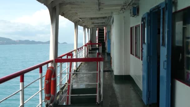 Vieux ferry cargo avec fond de vague de mer — Video