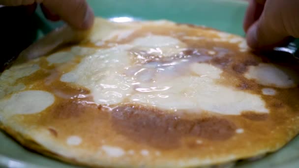 Crêpes maison sucrées au lait condensé pour le petit déjeuner — Video