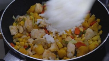 Pişiren el yapımı haşlanmış pilav dilimlenmiş sebzeler tavada