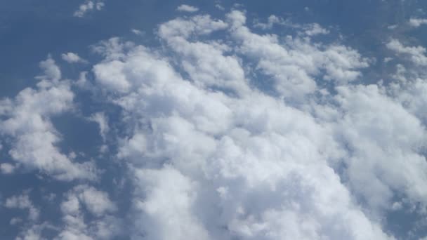Vlieg boven mooie bewegende wolken — Stockvideo