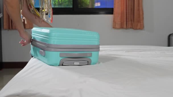 Неузнаваемая женщина упаковывает багаж для нового путешествия — стоковое видео