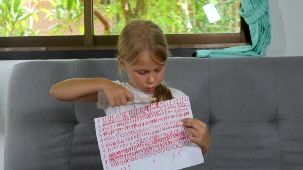 Παιδί κοριτσάκι κάνει μαθήματα στο σπίτι — Αρχείο Βίντεο